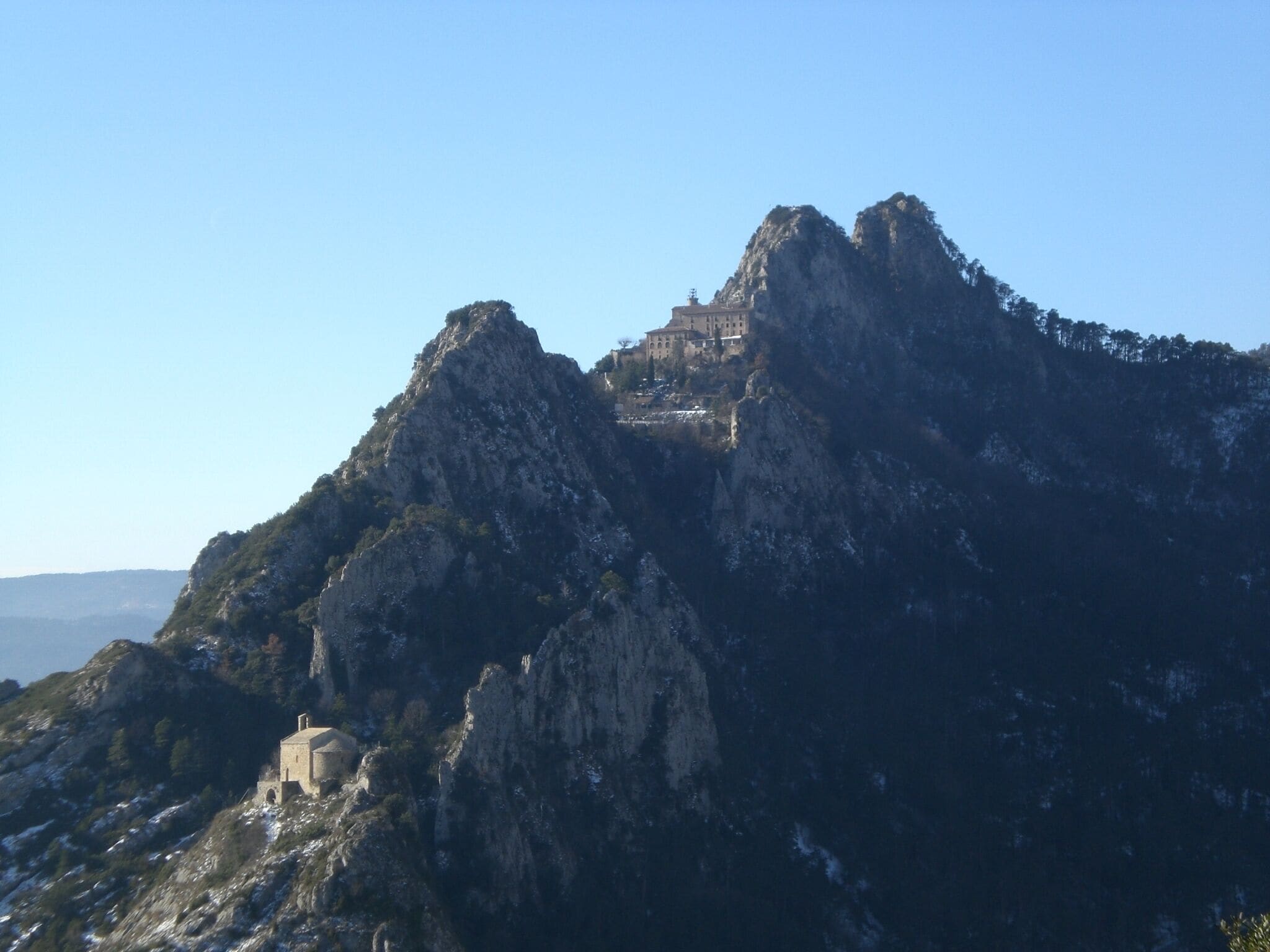 Sant Pere de Madrona i Santuari de Queralt des de les Agulles del Mercadal (gener 2010)