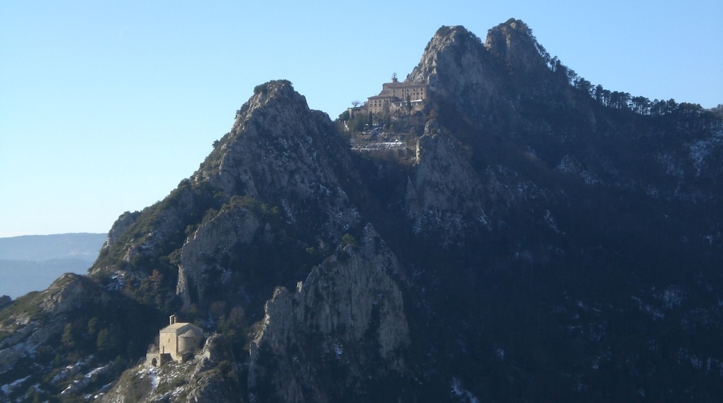 Sant Pere de Madrona i Santuari de Queralt des de les Agulles del Mercadal (gener 2010)