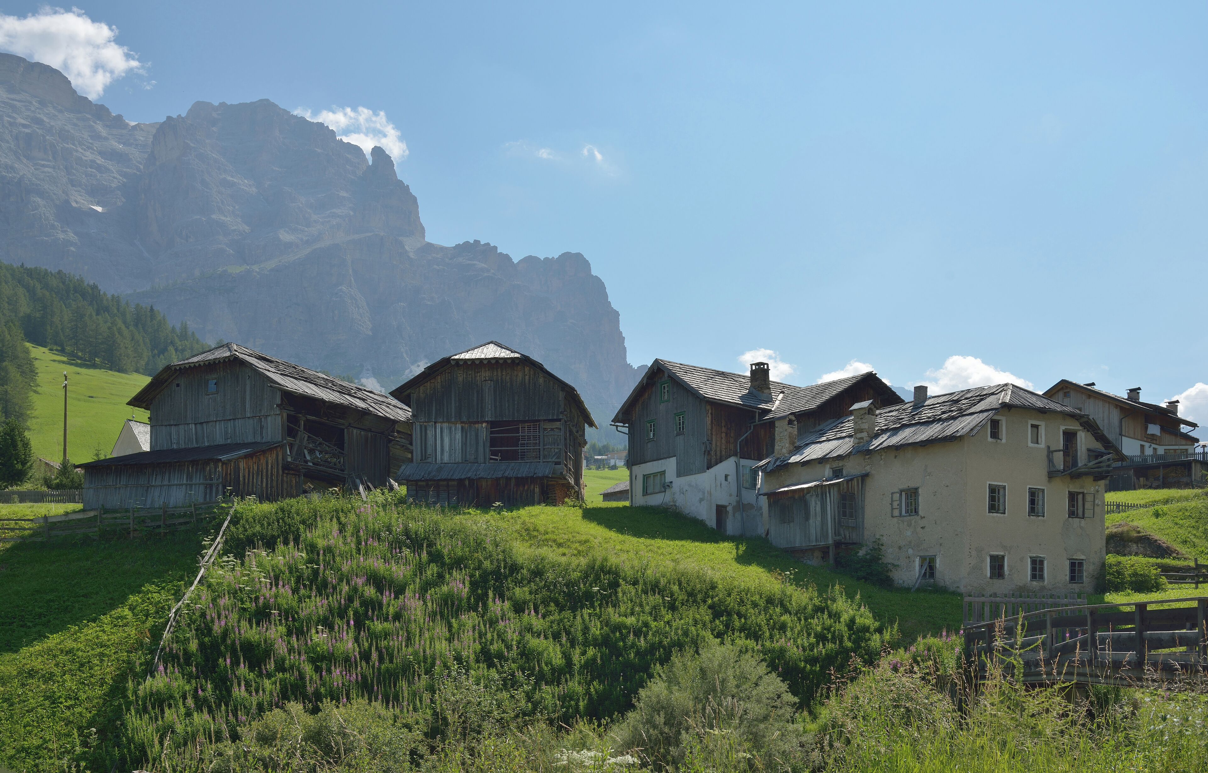 Old farmhouses in "Piccolplang" in San Ciascian