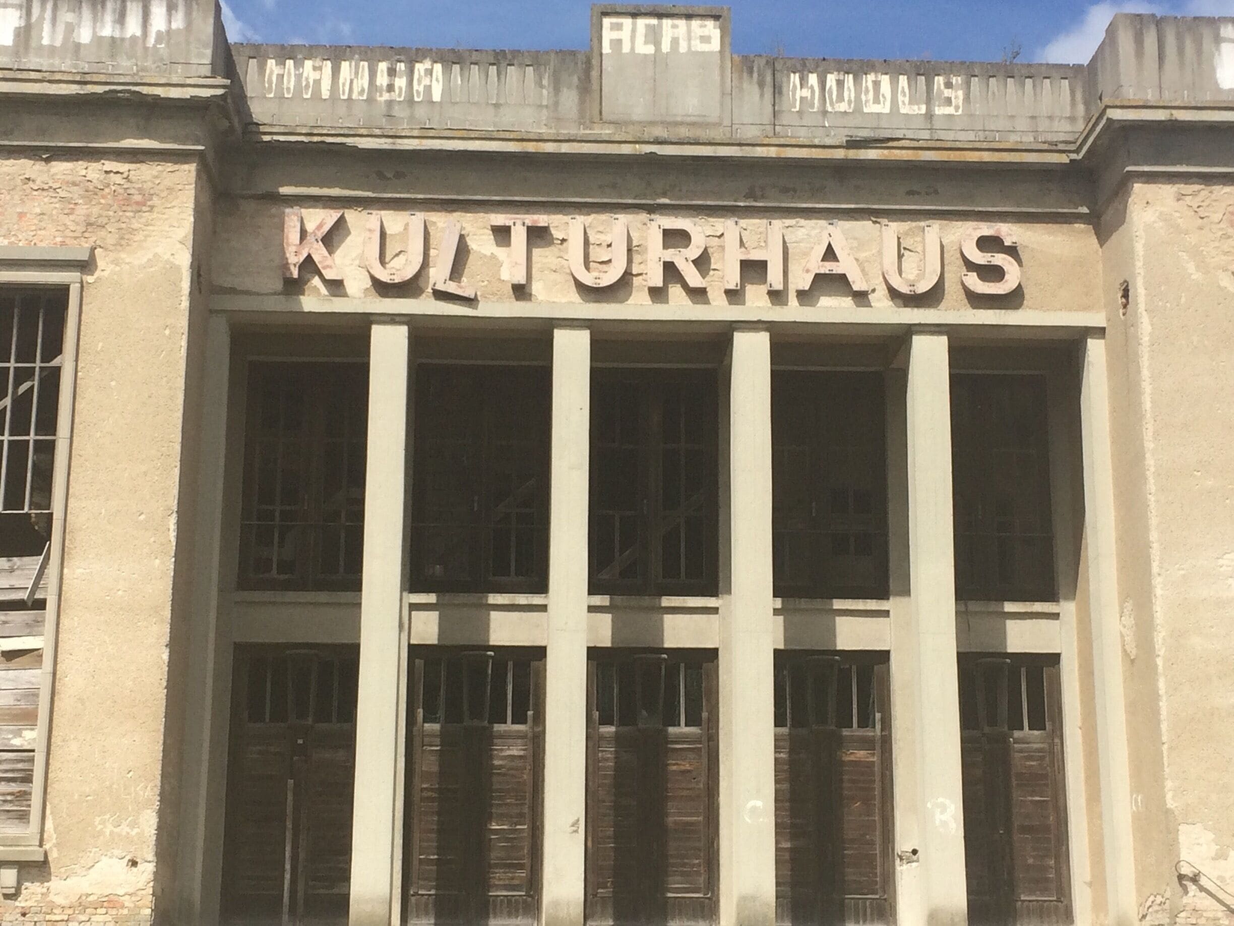 Das Kulturhaus, welches nach der Wende wie so viele kultureinrichtungen geschleift wurde. Kein Geld für erhaltens- und förderwürdige gebäude! Ich empfinde das als furchtbar, das Kultur als nicht wichtig angesehen wird und das daran zuerst gespart wird....