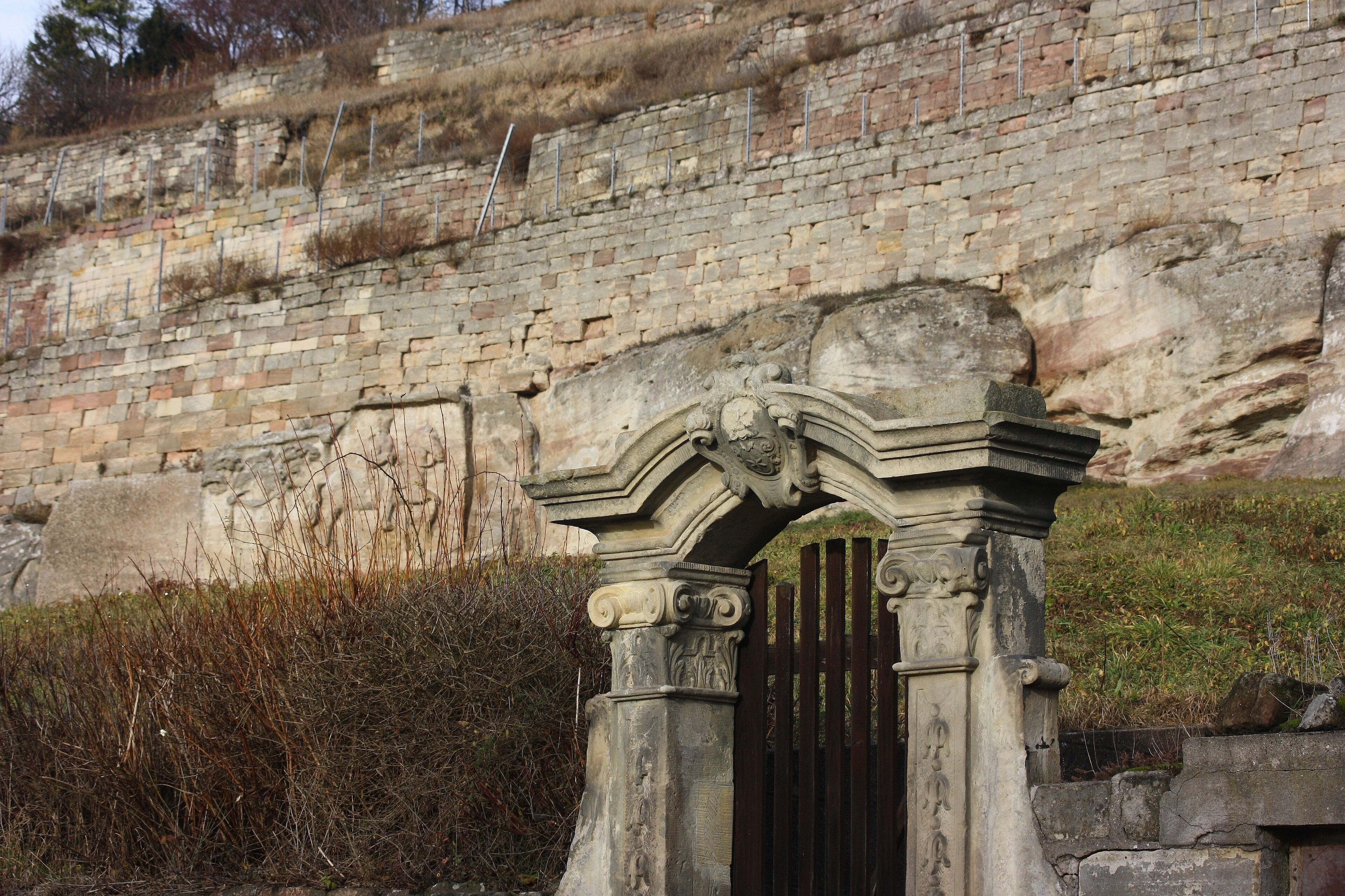 Großjena - Steinerne Festschrift - barocke Reliefs in Bundsandsteinbank - u.a. Jesu im Weinberg als Winzer