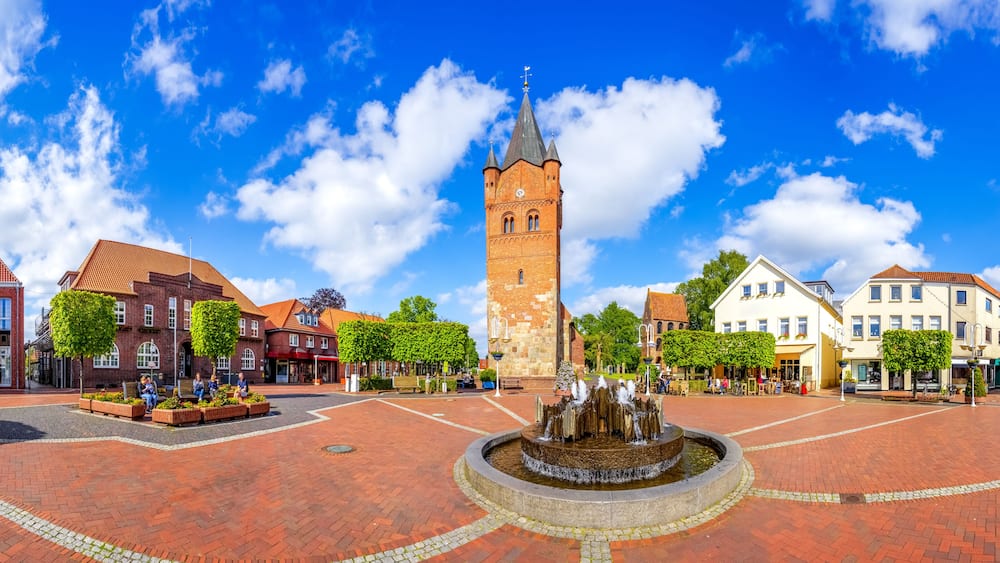 Marktplatz, Sankt Petri Kirche, Westerstede, Niedersachsen, Deutschland