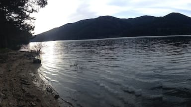 Una videata panoramica del Lago Ampollino situato all'interno del Parco Nazionale della Sila.