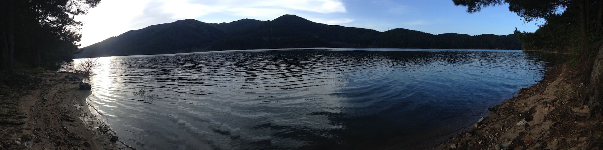 Una videata panoramica del Lago Ampollino situato all'interno del Parco Nazionale della Sila.