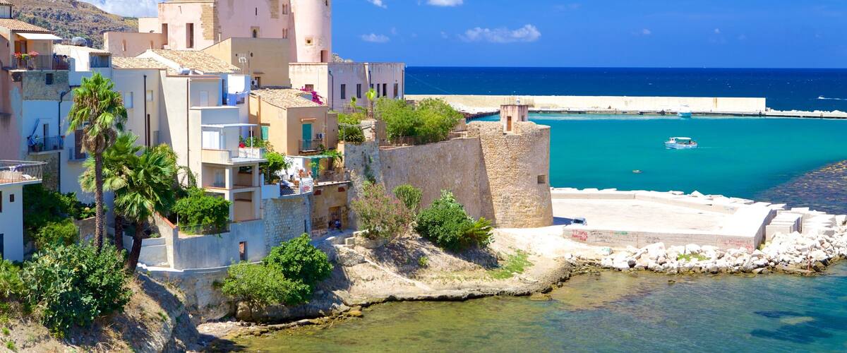 Castellammare del Golfo showing general coastal views and a coastal town