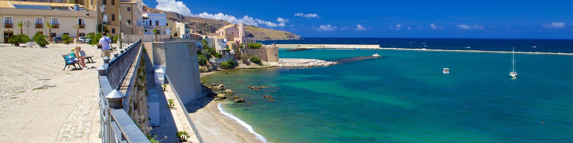Castellammare del Golfo caracterizando uma cidade litorânea, cenas tropicais e uma praia