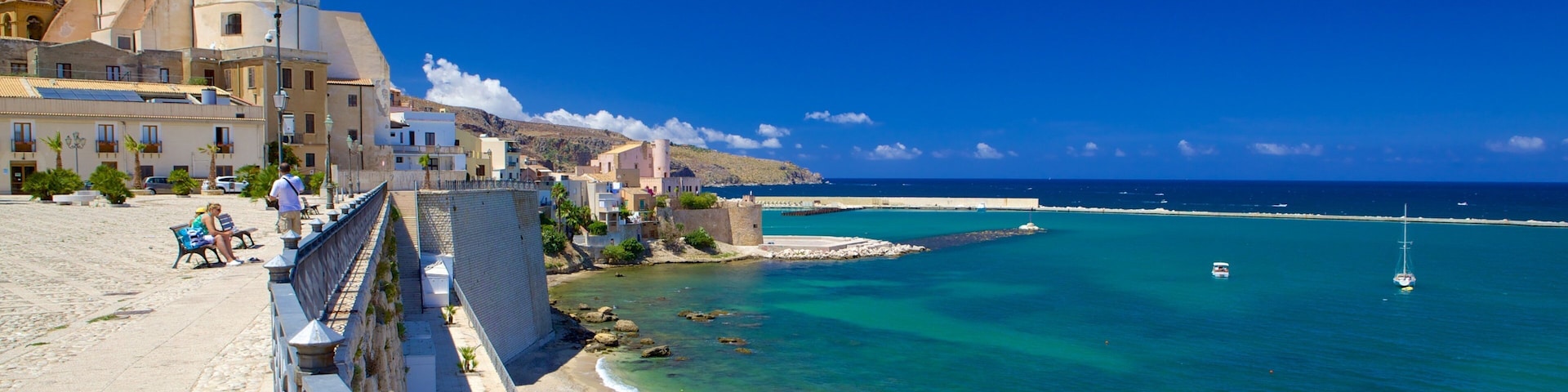 Castellammare del Golfo ofreciendo una playa de arena, vista general a la costa y escenas tropicales