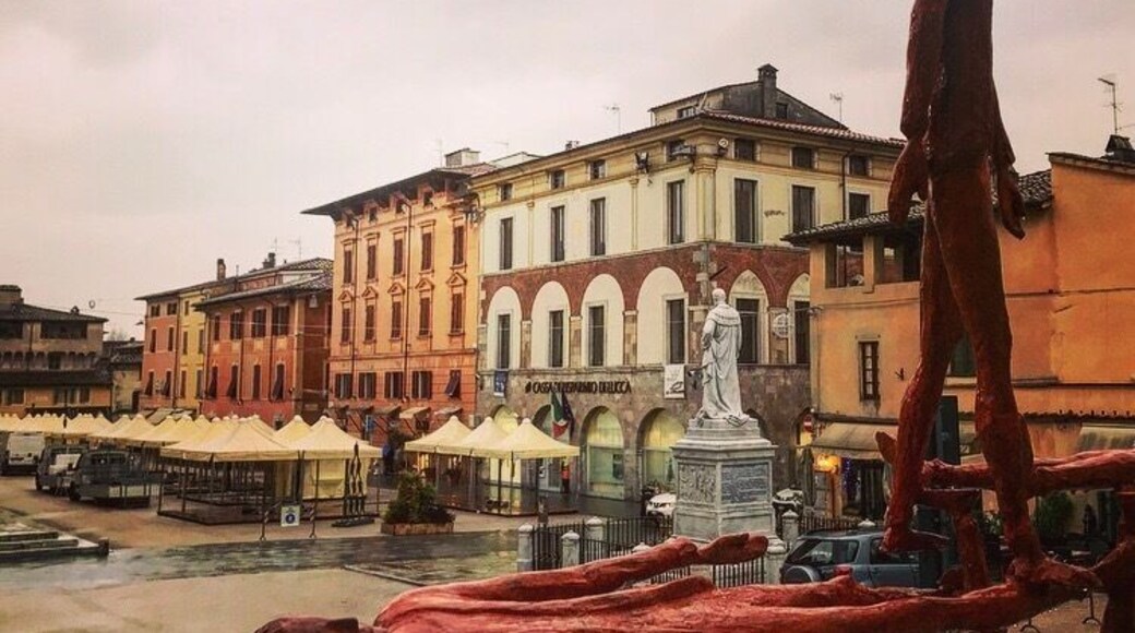 A cute little town 20-30 minutes from Pisa. Worth stopping by if you’re visiting Pisa, especially if you like art and sculpture. They usually have various sculptures on display all over the town, a different artist every few months. This time it was Roberto Bani’s Work.
