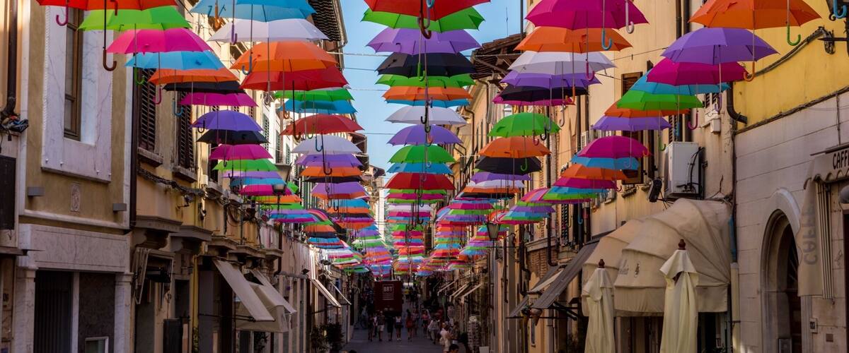 As the picture of @Jelmer taken in Namur I shot this similar picture of a street with a lot hanging umbrellas. It was a fascinating place. A beautiful and practical solution to create shadow in this warm environment. We liked the beautiful colors. What do you think?
#tuscany #italia #europe #umbrellas #pietrosanta