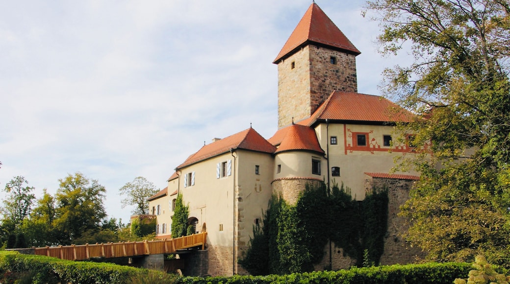 Small hidden castle we discovered on the Bavarian/Bohemian border, was home to a count long ago; now a restaurant hotel. #matgothunts