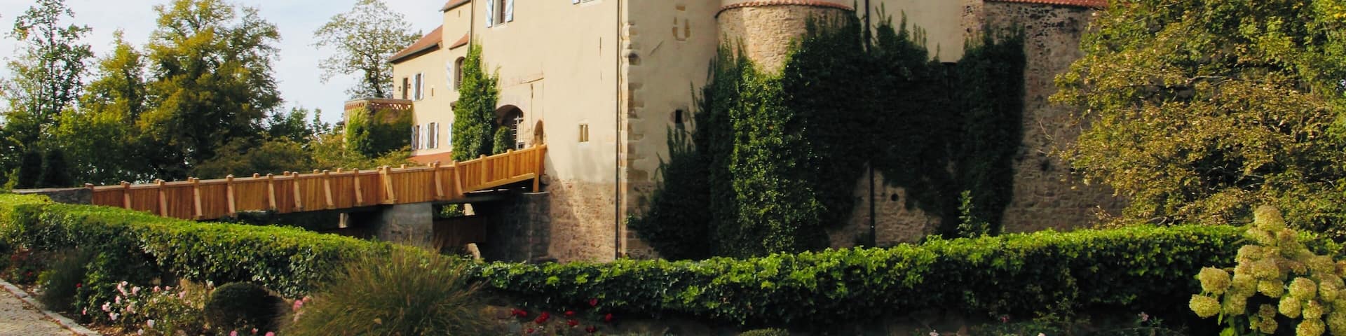 Small hidden castle we discovered on the Bavarian/Bohemian border, was home to a count long ago; now a restaurant hotel. #matgothunts