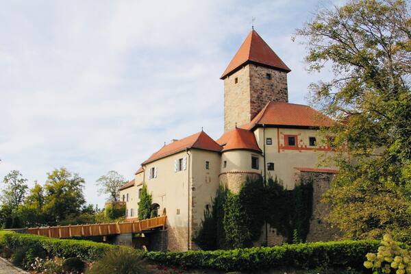 Small hidden castle we discovered on the Bavarian/Bohemian border, was home to a count long ago; now a restaurant hotel. #matgothunts