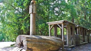 Holz-Lokomotive mit Waggongs