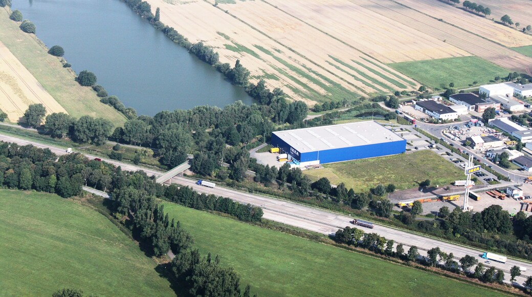 Luftaufnahme; entlang der A1 (auf der Südseite) von der Autobahnabfahrt Arsten bis zum Bremer Kreuz; Blickrichtung nach Norden