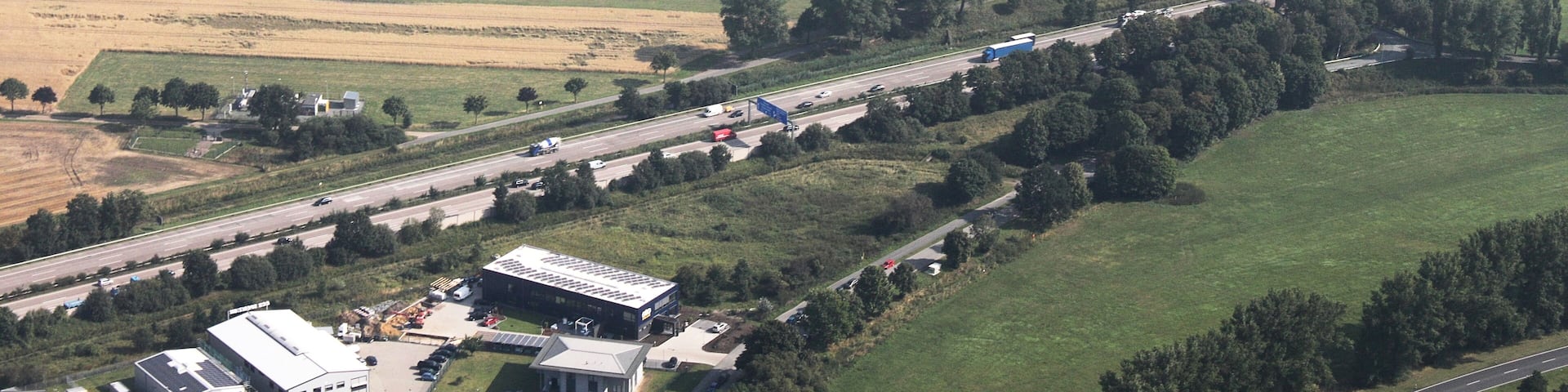 Luftaufnahme; entlang der A1 (auf der Südseite) vom Dreieck Stuhr in Richtung Osten, bis zur Abfahrt Brinkum