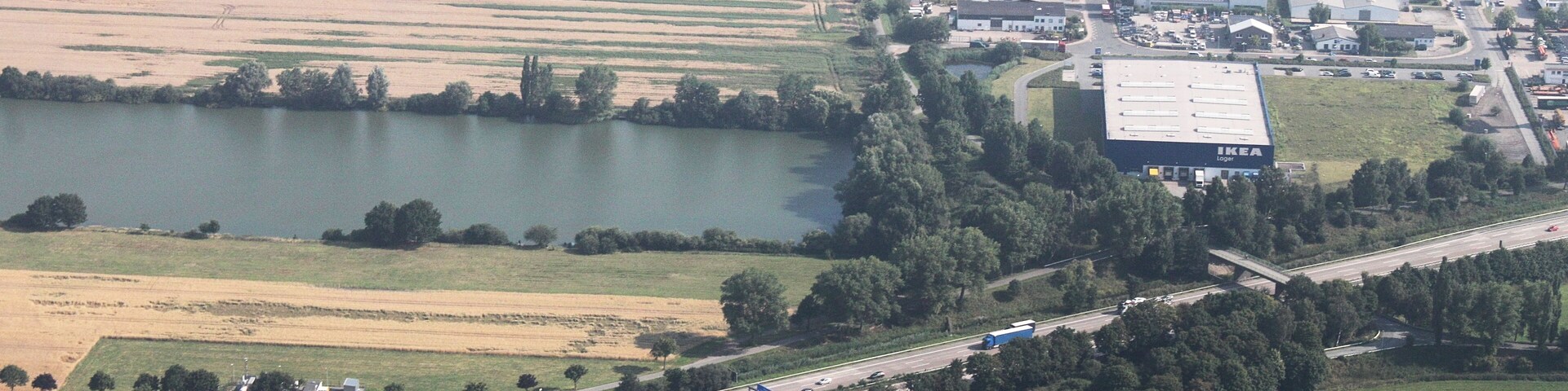 Luftaufnahme; entlang der A1 (auf der Südseite) vom Dreieck Stuhr in Richtung Osten, bis zur Abfahrt Brinkum