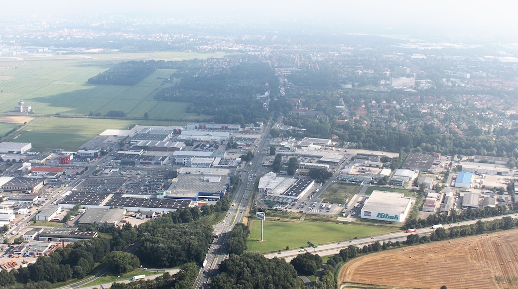 Luftaufnahme; entlang der A1 (auf der Südseite) von der Autobahnabfahrt Arsten bis zum Bremer Kreuz; Blickrichtung nach Norden