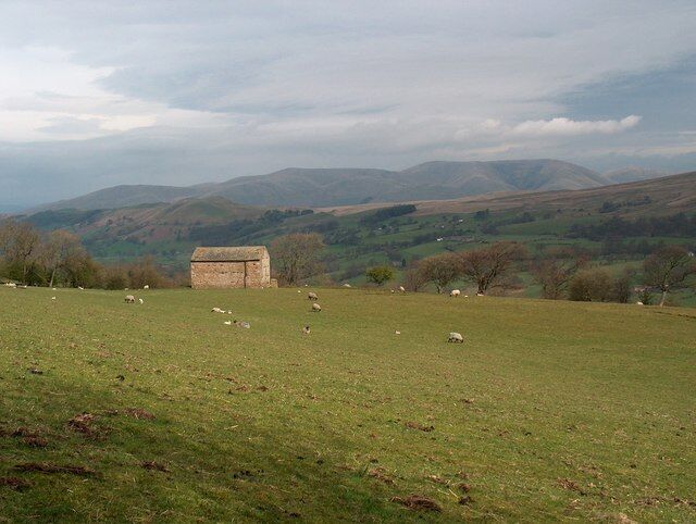 A barn above Dent The Howgills are sitting in the distance.