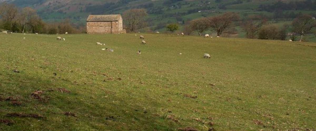 A barn above Dent The Howgills are sitting in the distance.