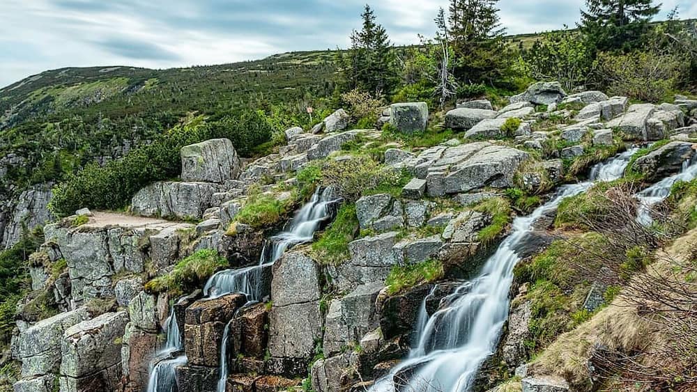 With its 148 m, Pančavský Waterfall is the highest one in Czech Republic and true jewel hidden in Krkonoše mountain range. The waterfall is easily accesible, so for the most of daytime, you meet here more that comfortable amount of tourists, citizens as well as from abroad. The best tip for relatively undisturbed visit is to come out of the "prime time" - in the morning, evening or in Winter for example:-)
#czech #waterfalls #nature #landscape #czechrepublic
#travelinspiration
#mountains
#nationalpark