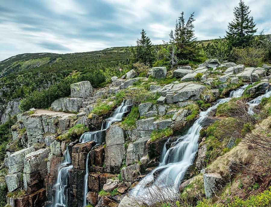 With its 148 m, Pančavský Waterfall is the highest one in Czech Republic and true jewel hidden in Krkonoše mountain range. The waterfall is easily accesible, so for the most of daytime, you meet here more that comfortable amount of tourists, citizens as well as from abroad. The best tip for relatively undisturbed visit is to come out of the "prime time" - in the morning, evening or in Winter for example:-)
#czech #waterfalls #nature #landscape #czechrepublic
#travelinspiration
#mountains
#nationalpark