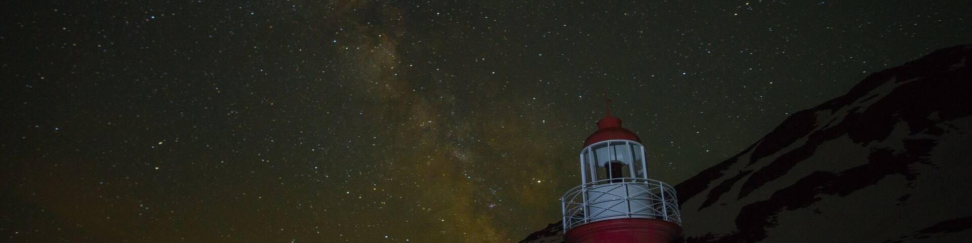Nur ein Leuchtturm auf einem Pass.