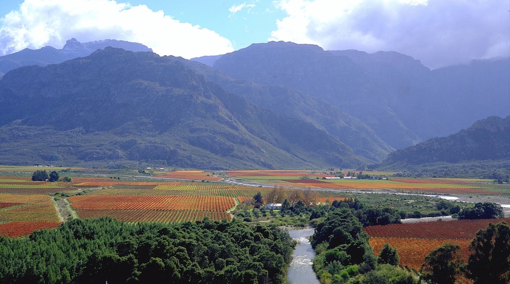 Worcester caracterizando montanhas, paisagem e um rio ou córrego