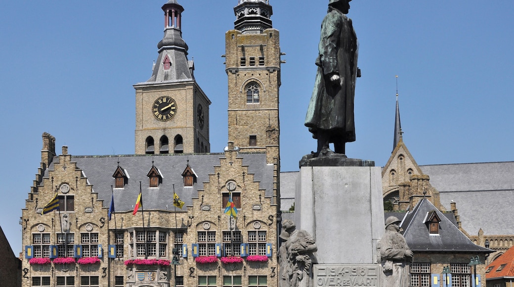 Diksmuide (Belgium): Town hall with belfry, the monument of General Jacques de Dixmude, and (in the background) the St Niklaas church