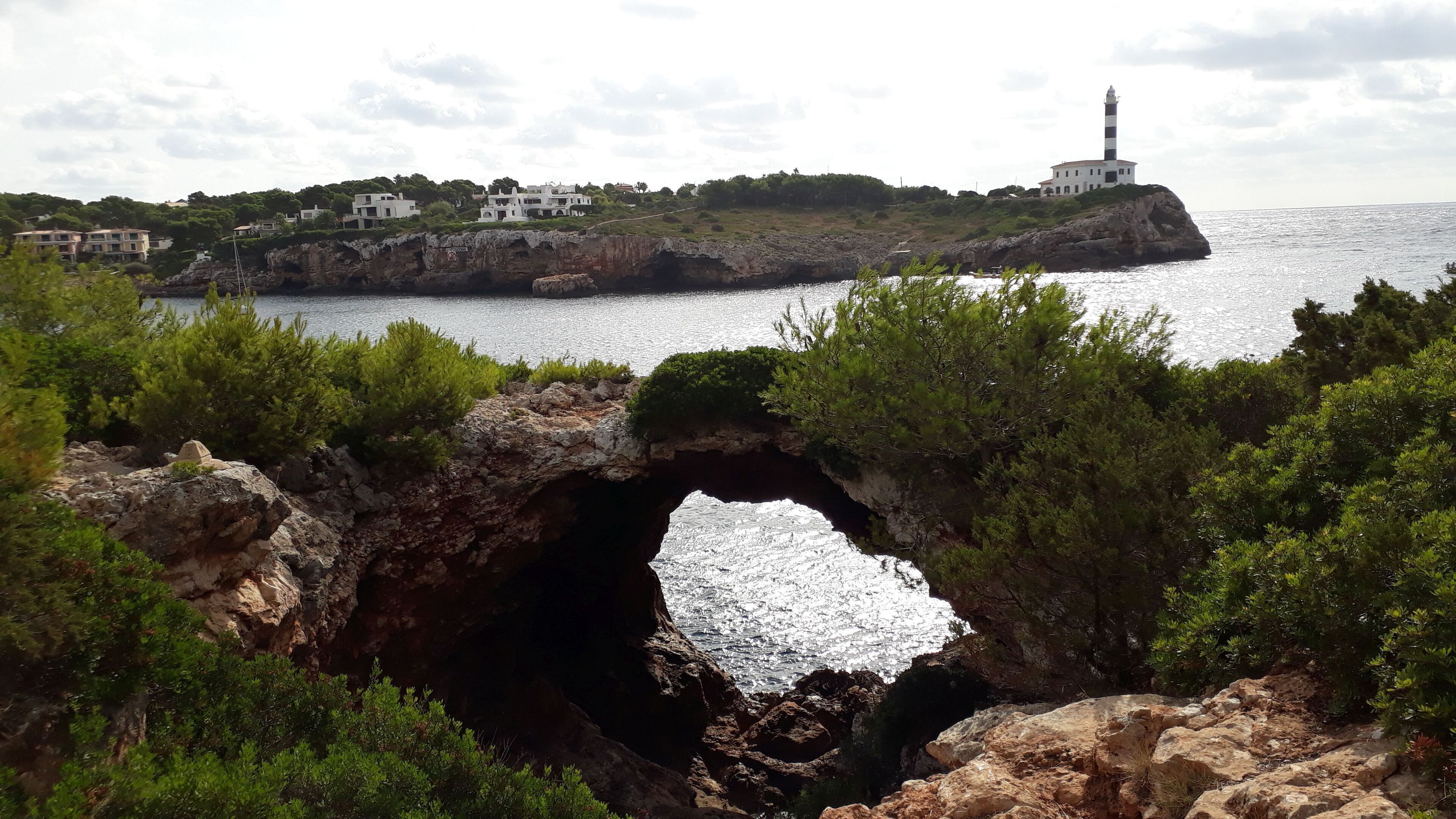 Leuchtturm an der Hafeneinfahrt von Portocolom in Mallorca.