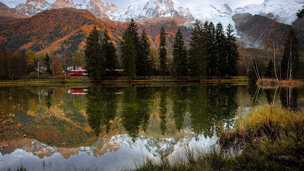Paysage du lac des GAILLANDS à Chamonix : Vu sur le Mont-Blanc avec un train rouge
