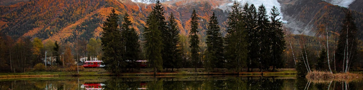 Paysage du lac des GAILLANDS à Chamonix : Vu sur le Mont-Blanc avec un train rouge