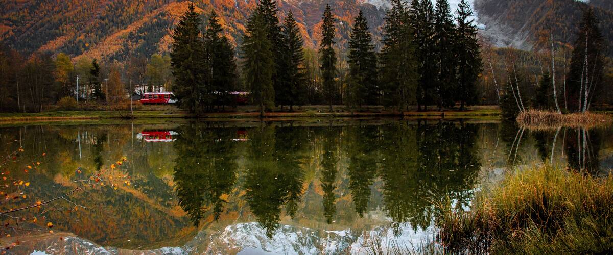 Paysage du lac des GAILLANDS à Chamonix : Vu sur le Mont-Blanc avec un train rouge