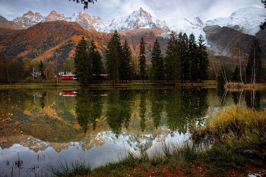 Paysage du lac des GAILLANDS à Chamonix : Vu sur le Mont-Blanc avec un train rouge