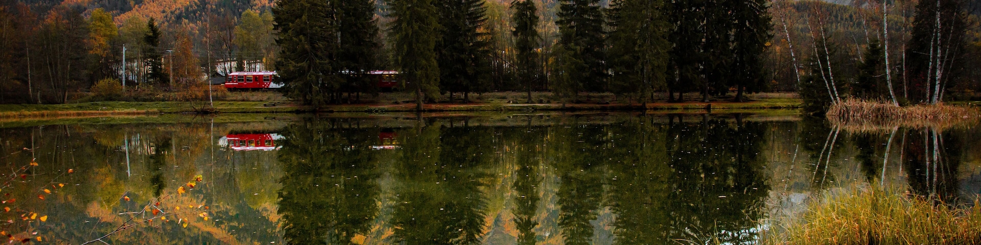 Paysage du lac des GAILLANDS à Chamonix : Vu sur le Mont-Blanc avec un train rouge