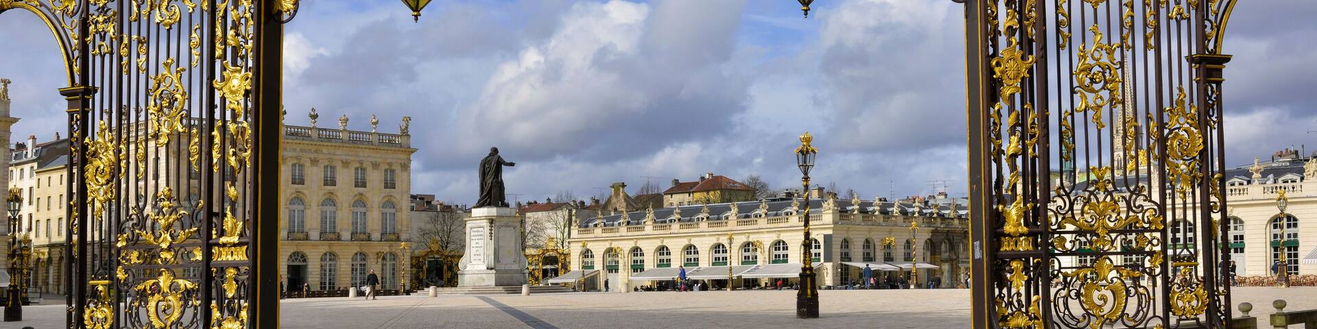Panoramique sur la place Stanislas et ses grilles à Nancy (54000), département de la Meurthe-et-Moselle en région Grand Est, France