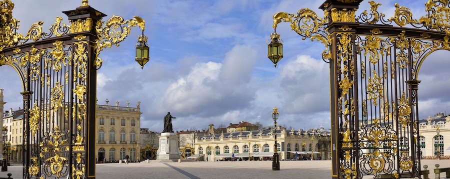 Panoramique sur la place Stanislas et ses grilles à Nancy (54000), département de la Meurthe-et-Moselle en région Grand Est, France