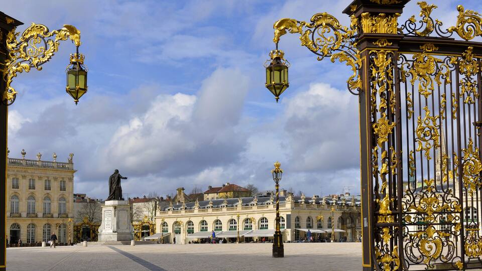 Panoramique sur la place Stanislas et ses grilles à Nancy (54000), département de la Meurthe-et-Moselle en région Grand Est, France