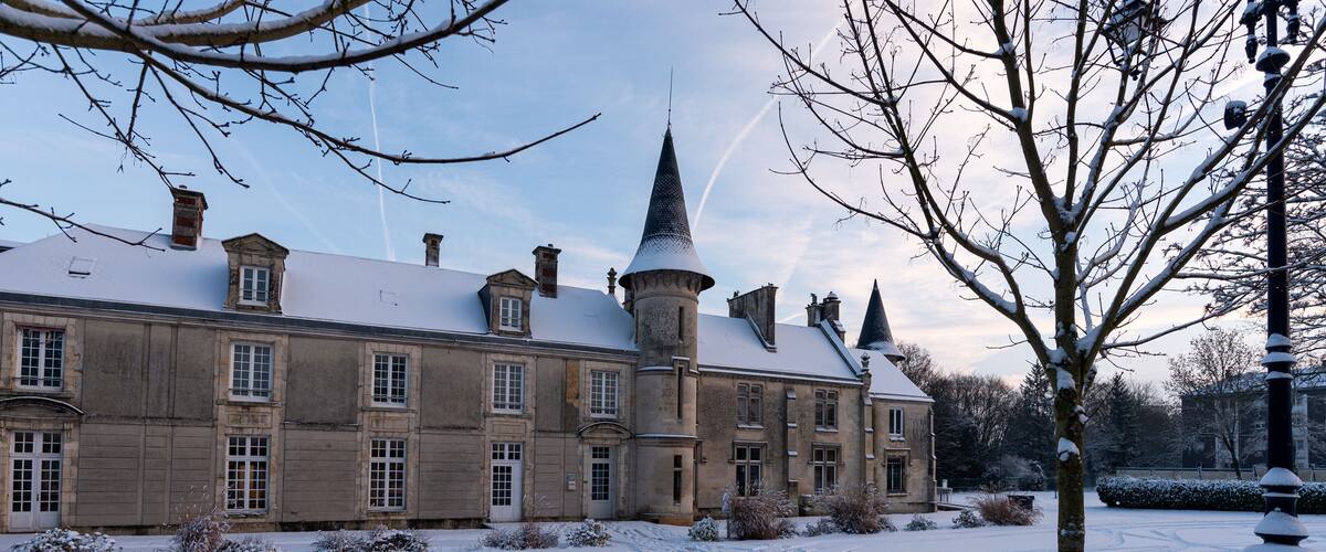 Géresme Castle under the snow a the entrance of the Parc de Géresme (Geresme Park) in Crépy-en-Valois, in the Oise department in northern France. Winter snowy landscape in Crepy-en-Valois, France.