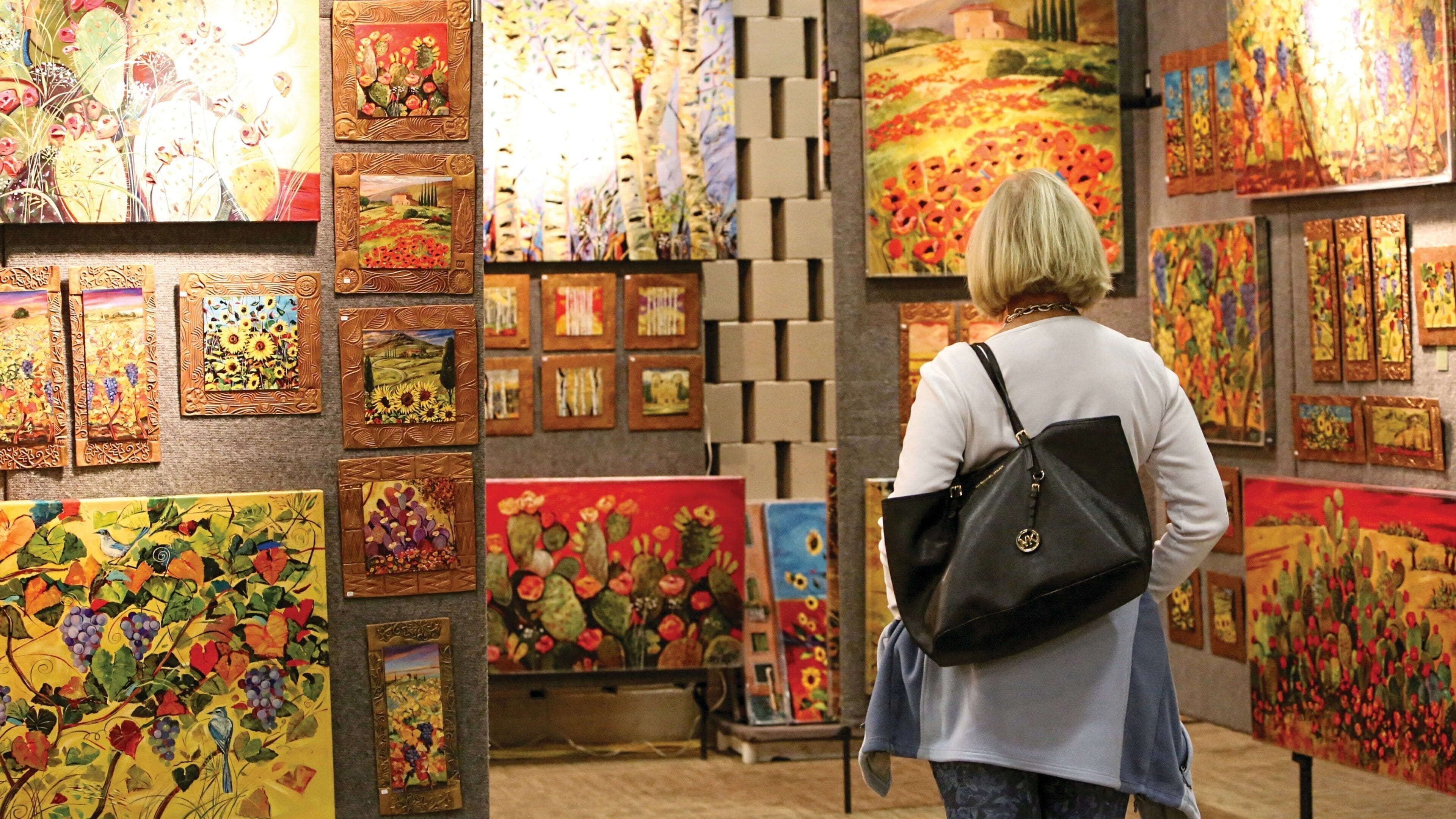 Midland mettant en vedette scènes intérieures et art aussi bien que une femme seule