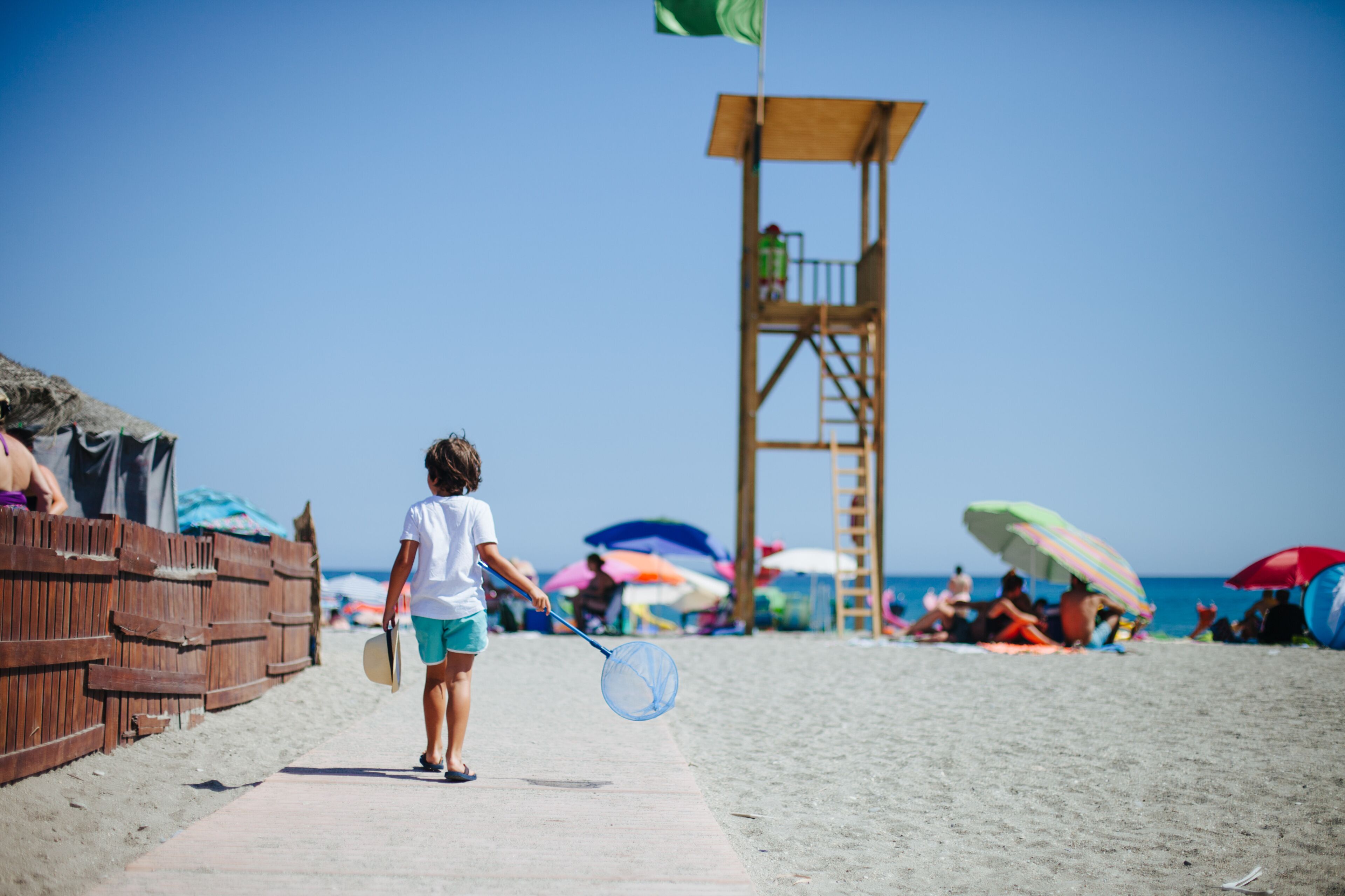 niño jugando en la playa españa málaga costa del sol