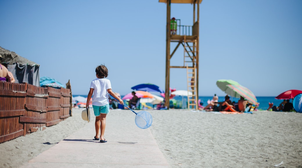 niño jugando en la playa españa málaga costa del sol