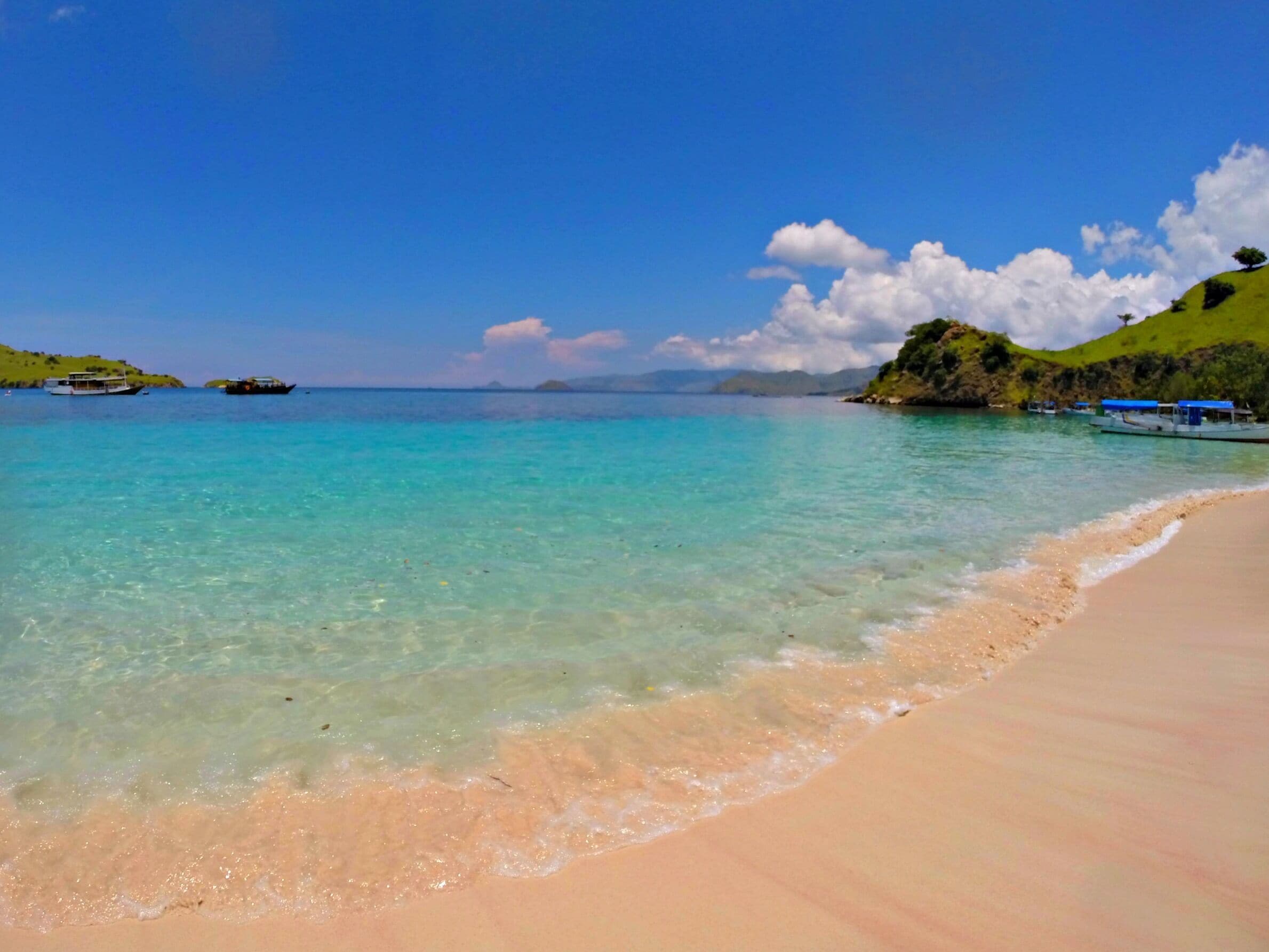 Out near Komodo Island, there are several pink beaches that are still secluded. Clean water and great snorkeling. #loveindonesia #waterlust 