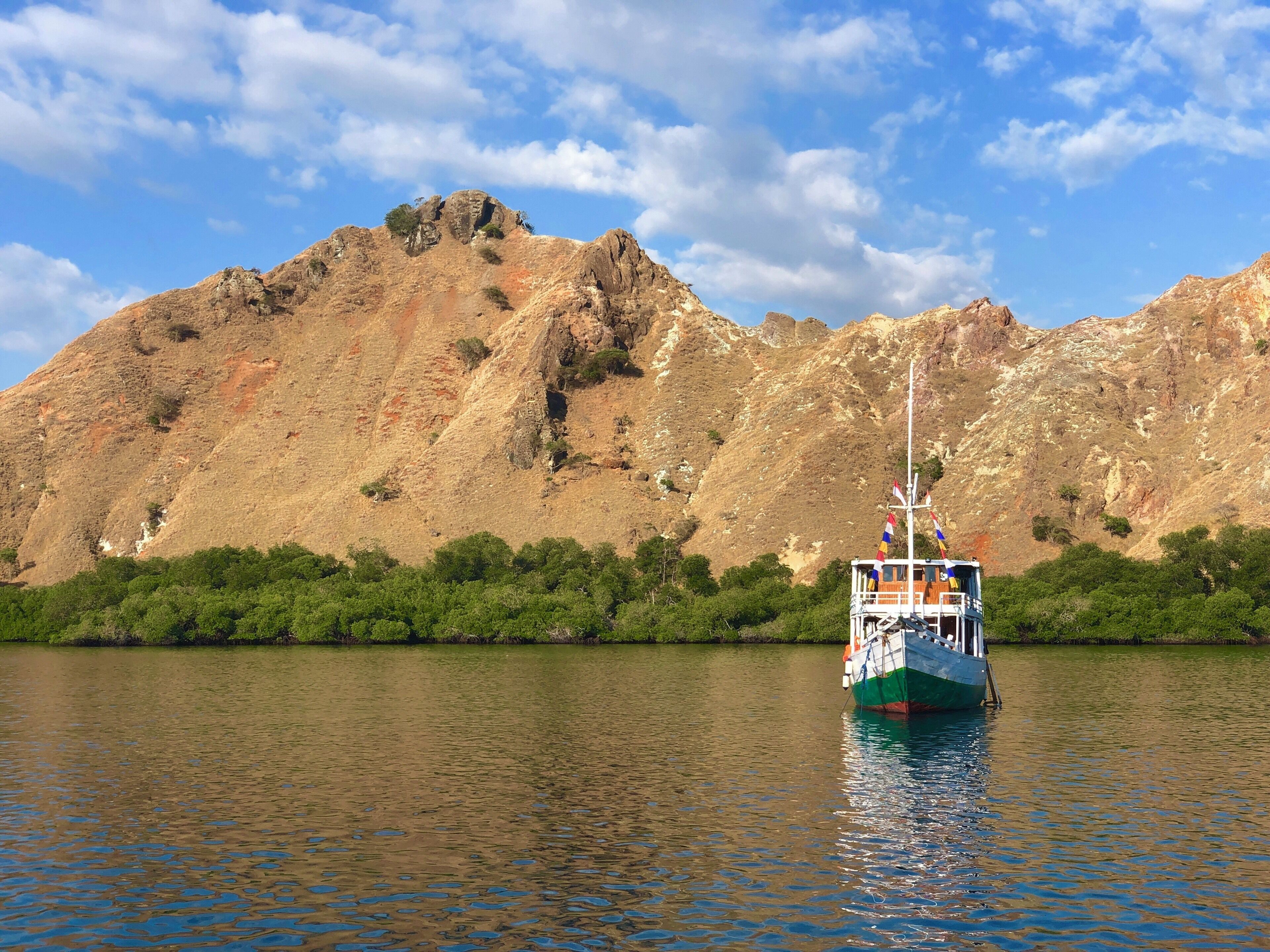 Pretty crowded here, lots of people snorkeling