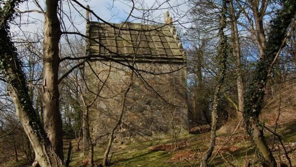 Doocot This doocot and the woods in which it stands used to be inaccessible to the public because it was within the confines of Rosyth Naval Base. When the MOD reduced the size of the base, large parts of it were made available for other uses.
