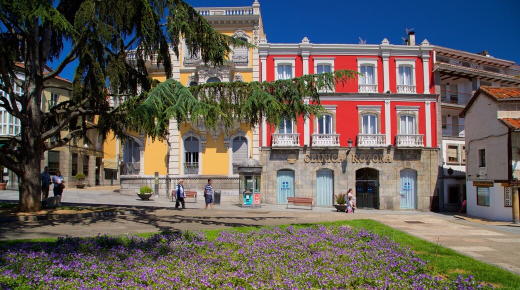 Avilés que incluye una ciudad, flores silvestres y elementos del patrimonio