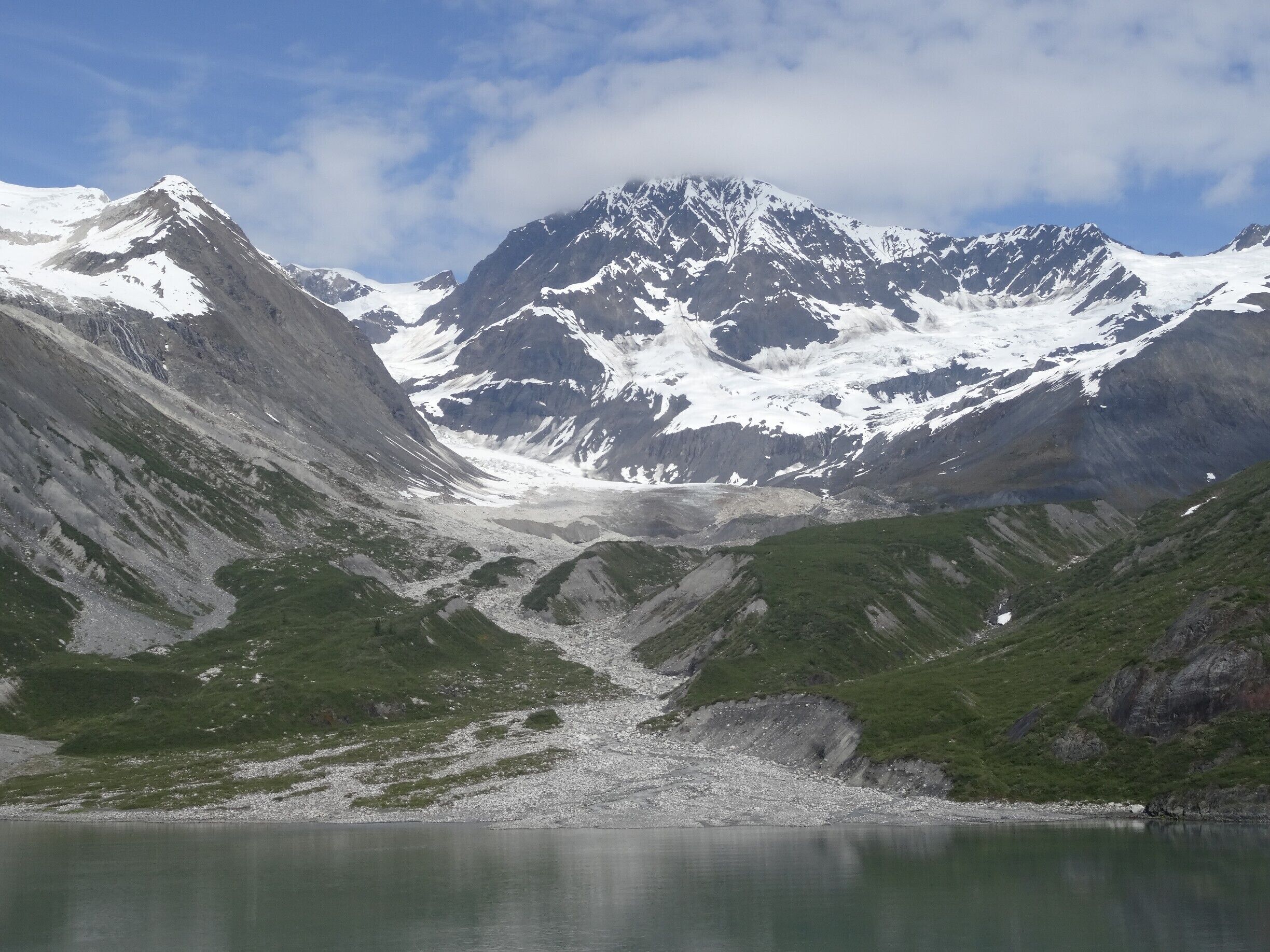 #Alaska #GlacierBay #Parks

We wake up early to see the glaciers. It was cold outside but the landscape soon transported us into a world of enchantment. There are no words that can describe the peace and beauty of this place.

Glacier Bay became part of a binational UNESCO World Heritage Site in 1979, was inscribed as a Biosphere Reserve in 1986 and in 1994 undertook an obligation to work with Hoonah and Yakutat Tlingit Native American organizations in the management of the protected area. In total the park and preserve cover 5,130 square miles (13,287 km2). Most of Glacier Bay is designated wilderness area which covers 4,164 square miles (10,784 km2).
(This second paragraph was taken from Wikipedia).

Acordamos cedo para ver os glaciares. Estava frio lá fora, mas a paisagem logo nos transportou para um mundo de encantamento. Não há palavras que descrevam a paz e a beleza deste lugar.

A Glacier Bay  tornou-se parte do Patrimônio Mundial da UNESCO em 1979, foi inscrita como Reserva da Biosfera em 1986 e em 1994 assumiu a obrigação de trabalhar com as organizações indígenas Hoonah e Yakutat Tlingit na gestão da área protegida. No total, o parque e reserva, cobrem 5.131 milhas quadradas (13,287 km2). A maior parte da Glacier Bay é designada como área selvagem que ocupa 4.164 milhas quadradas (10.784 km2).
(Este segundo parágrafo foi retirado da Wikipedia).