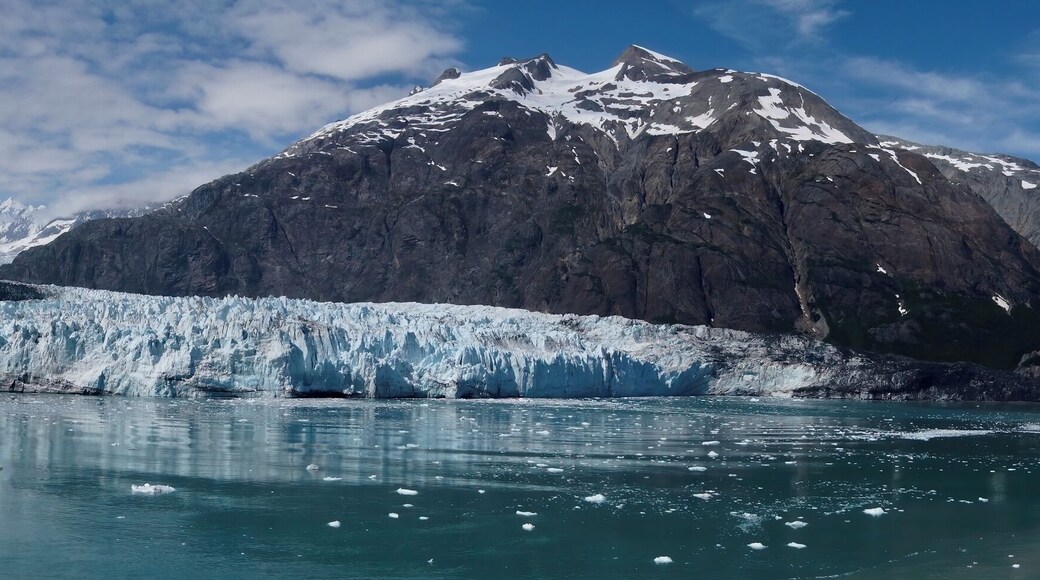 #Alaska #GlacierBay #Parks #UNESCO
We woke up early to see the glaciers. It was cold outside but the landscape soon transported us into a world of enchantment. There are no words that can describe the peace and beauty of this place.
Glacier Bay became part of a binational UNESCO World Heritage Site in 1979, was inscribed as a Biosphere Reserve in 1986 and in 1994 undertook an obligation to work with Hoonah and Yakutat Tlingit Native American organizations in the management of the protected area. In total the park and preserve cover 5,130 square miles (13,287 km2). Most of Glacier Bay is designated wilderness area which covers 4,164 square miles (10,784 km2).
(This second paragraph was taken from Wikipedia).
Acordamos cedo para ver os glaciares. Estava frio lá fora, mas a paisagem logo nos transportou para um mundo de encantamento. Não há palavras que descrevam a paz e a beleza deste lugar.
A Glacier Bay tornou-se parte do Patrimônio Mundial da UNESCO em 1979, foi inscrita como Reserva da Biosfera em 1986 e em 1994 assumiu a obrigação de trabalhar com as organizações indígenas Hoonah e Yakutat Tlingit na gestão da área protegida. No total, o parque e reserva, cobrem 5.131 milhas quadradas (13,287 km2). A maior parte da Glacier Bay é designada como área selvagem que ocupa 4.164 milhas quadradas (10.784 km2).
(Este segundo parágrafo foi retirado da Wikipedia).
