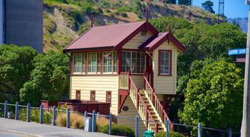 Lyttelton ofreciendo una casa