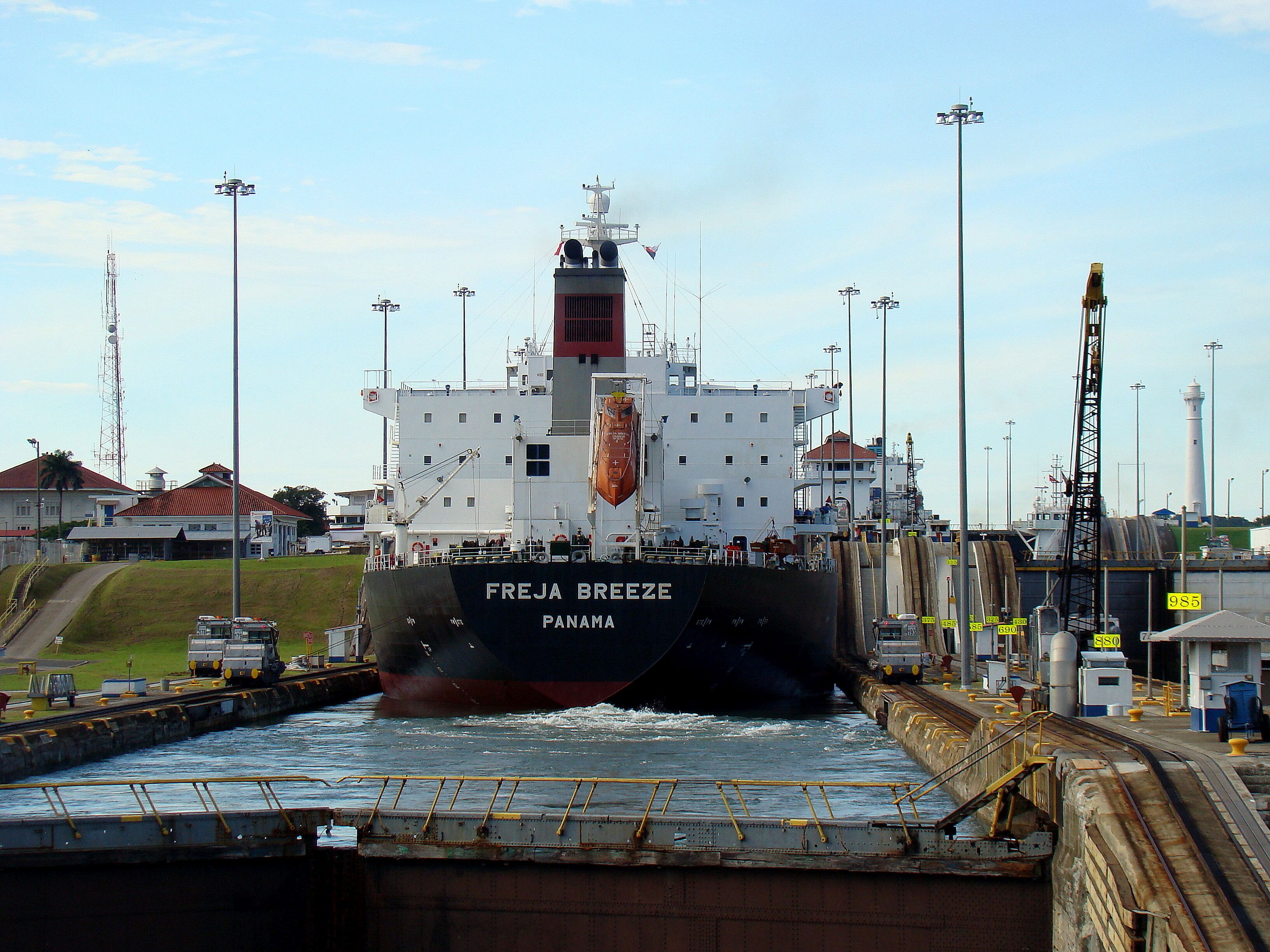 #Panama #Canal 

Gatun locks
Por volta das 6 da manhã já tínhamos passado o quebra-mar que antecede as Gatun locks. Depois da passagem de alguns navios foi a nossa vez de sermos elevados 26 metros em 3 etapas até ao Gatun Lake. Atravessamos o lago, o Culebra Cut (Canal aberto nas rochas e em forma de cobra com 12,6 Km de comprimento), a Centenial Bridge e chegamos a Pedro Miguel Locks, que tem apenas uma câmera. Aqui descemos 9 metros para o Miraflores Lake. Lago pequeno e logo chegamos às Miraflores Locks. São compostas de 2 câmeras que nos descem até ao nível do Pacífico. Estes locks têm as gates mais altas devido às diferenças entre as marés do Pacífico. Atravessados estes locks chegamos ao Pacífico. Passamos ainda por baixo da ponte das Américas, que é parte da rodovia Pan-americana, que liga o sul da América do sul com o Alasca na América do norte. A travessia toda durou em torno de 9 horas. Durante a travessia os navios são auxiliados por pares de locomotivas. Dependendo do tamanho do navio, podem ser usadas até 8 locomotivas. A água que enche as câmeras, vem do Gatun Lake e são usados 197 milhões de litros de água para cada travessia. Por isso é de suma importância a conservação da floresta tropical em torno do lago. As dimensões máximas permitidas para os navios é 32,31 m de largura, 294,13 m de comprimento e 12,04 m de calado.

Gatun locks
By 6am we had already passed the breakwater that precedes the Gatun locks. After the passage of some ships it was our turn to be lifted 26 meters in 3 steps to Gatun Lake. We cross the lake, the Culebra Cut (Channel open on the rocks and snake-shaped 12.6 km long), the Centenial Bridge and we arrive at Pedro Miguel Locks, which has only one camera. Here we descend 9 meters to the Miraflores Lake. Small lake and soon we arrived at Miraflores Locks. They are composed of 2 cameras that descend us to the level of the Pacific. These locks have the highest gates because of the differences between Pacific tides. Through these locks we reach the Pacific. We still cross under the bridge of the Americas, which is part of the Pan American Highway, which connects southern South America with Alaska in North America. The whole crossing lasted around 9 hours. During the crossing the ships are aided by pairs of locomotives. Depending on the size of the ship, up to 8 locomotives can be used. The water that fills the cameras comes from Gatun Lake and 197 million liters of water are used for each crossing. That is why conservation of the tropical forest around the lake is of paramount importance. The maximum allowable dimensions for ships is 32.31 m wide, 294.13 m long and 12.04 m draft.