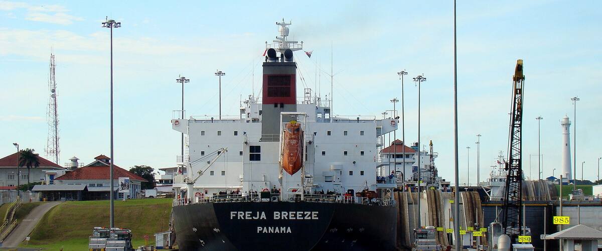 #Panama #Canal
Gatun locks
Por volta das 6 da manhã já tínhamos passado o quebra-mar que antecede as Gatun locks. Depois da passagem de alguns navios foi a nossa vez de sermos elevados 26 metros em 3 etapas até ao Gatun Lake. Atravessamos o lago, o Culebra Cut (Canal aberto nas rochas e em forma de cobra com 12,6 Km de comprimento), a Centenial Bridge e chegamos a Pedro Miguel Locks, que tem apenas uma câmera. Aqui descemos 9 metros para o Miraflores Lake. Lago pequeno e logo chegamos às Miraflores Locks. São compostas de 2 câmeras que nos descem até ao nível do Pacífico. Estes locks têm as gates mais altas devido às diferenças entre as marés do Pacífico. Atravessados estes locks chegamos ao Pacífico. Passamos ainda por baixo da ponte das Américas, que é parte da rodovia Pan-americana, que liga o sul da América do sul com o Alasca na América do norte. A travessia toda durou em torno de 9 horas. Durante a travessia os navios são auxiliados por pares de locomotivas. Dependendo do tamanho do navio, podem ser usadas até 8 locomotivas. A água que enche as câmeras, vem do Gatun Lake e são usados 197 milhões de litros de água para cada travessia. Por isso é de suma importância a conservação da floresta tropical em torno do lago. As dimensões máximas permitidas para os navios é 32,31 m de largura, 294,13 m de comprimento e 12,04 m de calado.
Gatun locks
By 6am we had already passed the breakwater that precedes the Gatun locks. After the passage of some ships it was our turn to be lifted 26 meters in 3 steps to Gatun Lake. We cross the lake, the Culebra Cut (Channel open on the rocks and snake-shaped 12.6 km long), the Centenial Bridge and we arrive at Pedro Miguel Locks, which has only one camera. Here we descend 9 meters to the Miraflores Lake. Small lake and soon we arrived at Miraflores Locks. They are composed of 2 cameras that descend us to the level of the Pacific. These locks have the highest gates because of the differences between Pacific tides. Through these locks we reach the Pacific. We still cross under the bridge of the Americas, which is part of the Pan American Highway, which connects southern South America with Alaska in North America. The whole crossing lasted around 9 hours. During the crossing the ships are aided by pairs of locomotives. Depending on the size of the ship, up to 8 locomotives can be used. The water that fills the cameras comes from Gatun Lake and 197 million liters of water are used for each crossing. That is why conservation of the tropical forest around the lake is of paramount importance. The maximum allowable dimensions for ships is 32.31 m wide, 294.13 m long and 12.04 m draft.